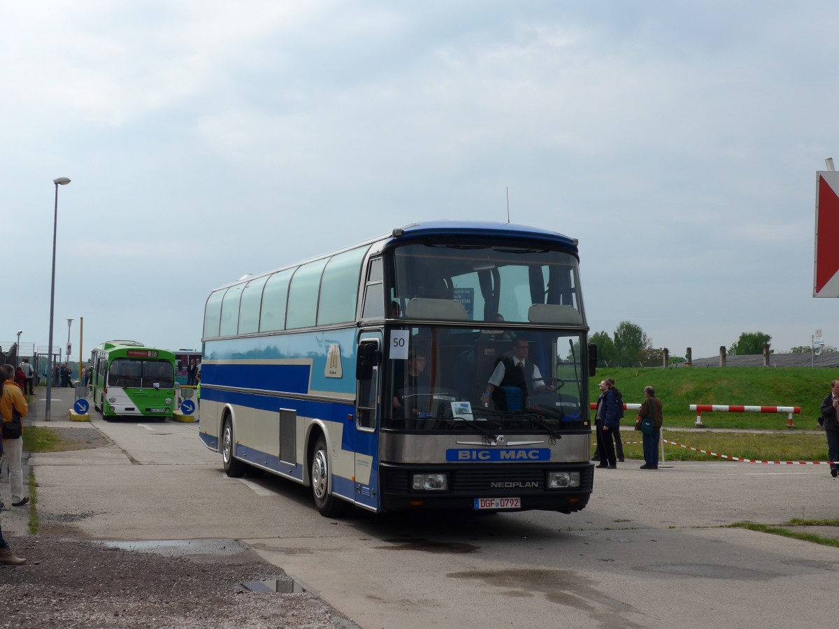 (150'194) - McDonald's, M�nchen (Auw�rter) - DGF 0792 - Neoplan am 26. April 2014 in Speyer, Technik-Museum