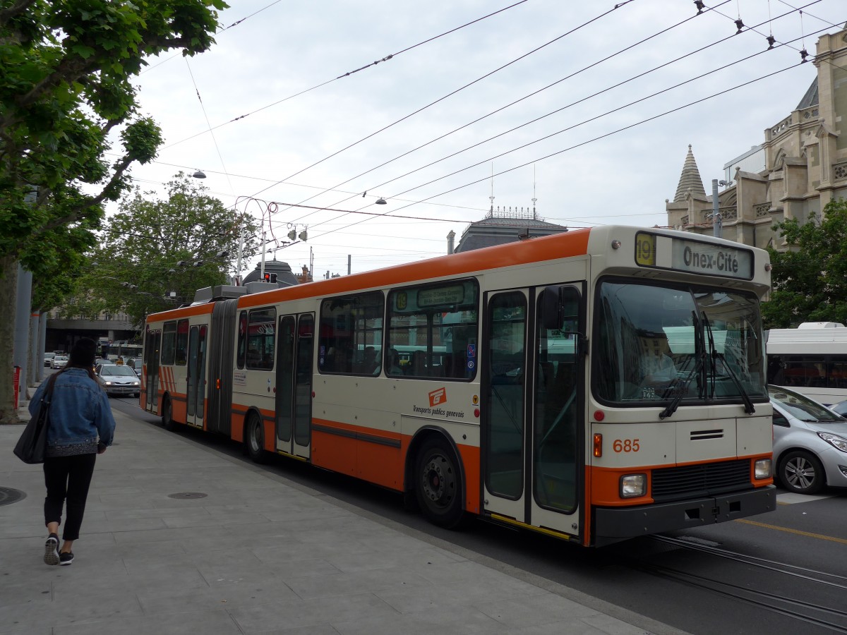 (150'845) - TPG Gen�ve - Nr. 685 - NAW/Hess Gelenktrolleybus am 26. Mai 2014 in Gen�ve, Place des Vingt-Deux-Cantons