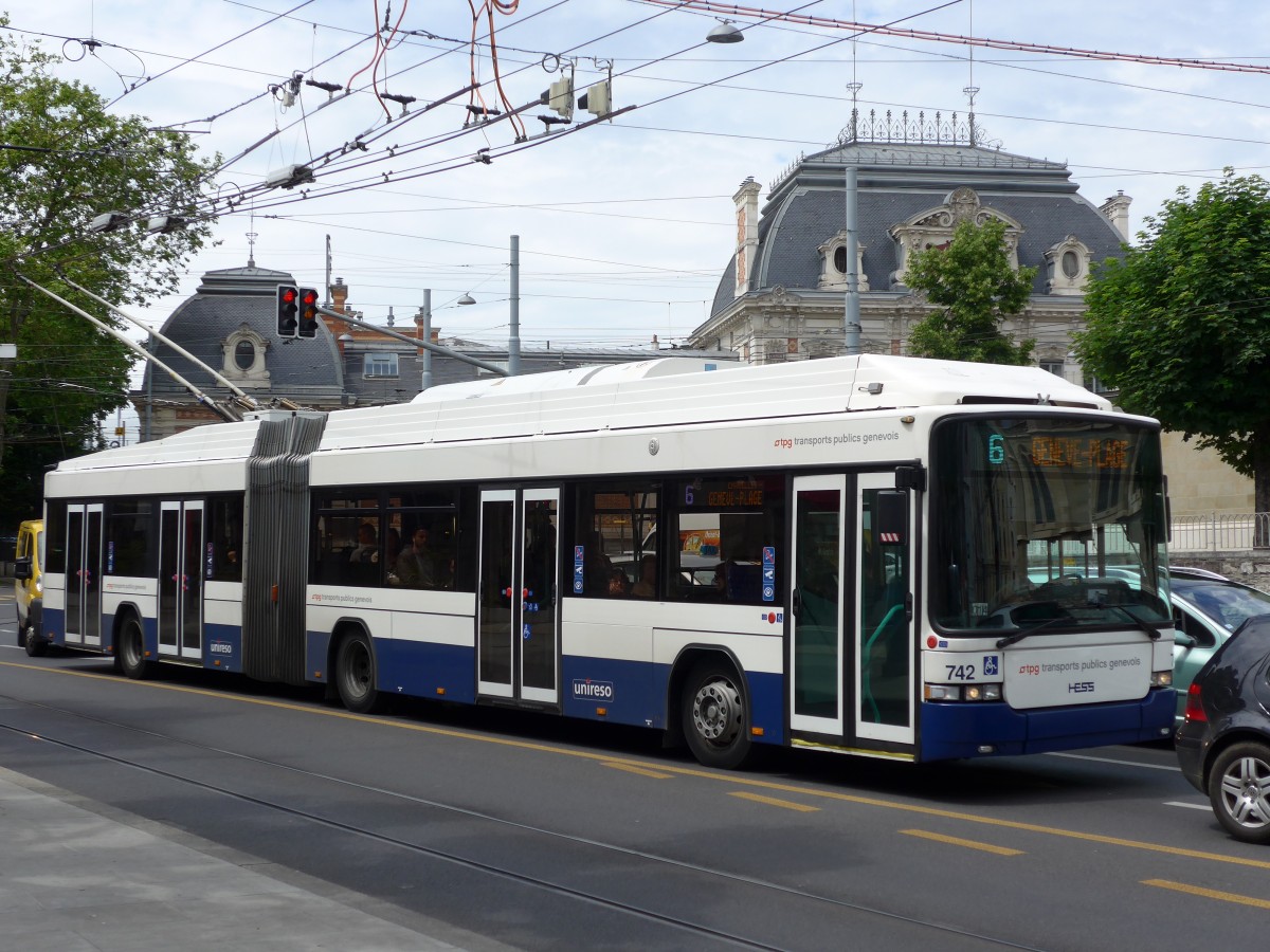 (150'872) - TPG Gen�ve - Nr. 742 - Hess/Hess Gelenktrolleybus am 26. Mai 2014 in Gen�ve, Place des Vingt-Deux-Cantons