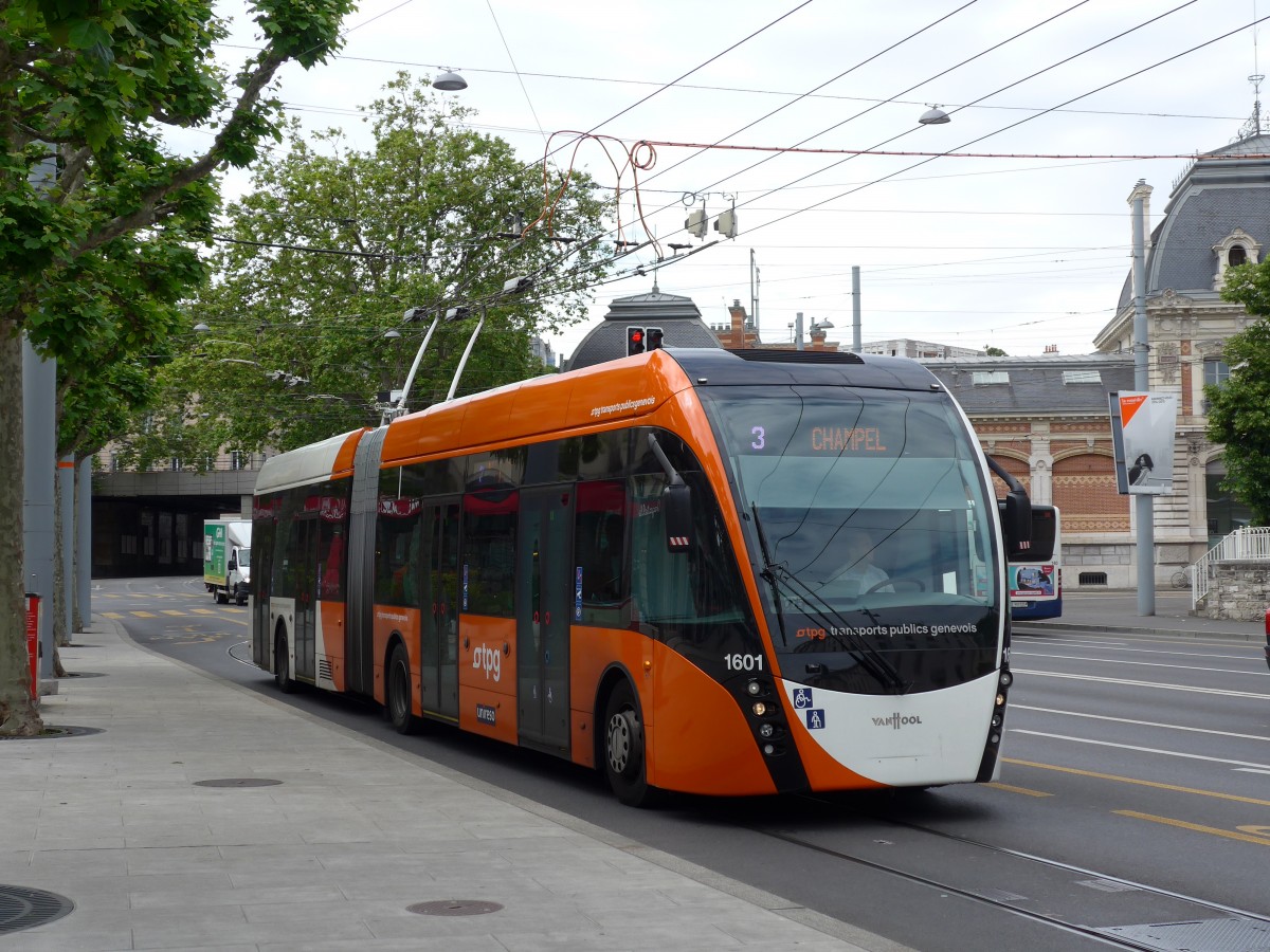 (150'884) - TPG Gen�ve - Nr. 1601 - Van Hool Gelenktrolleybus am 26. Mai 2014 in Gen�ve, Place des Vingt-Deux-Cantons