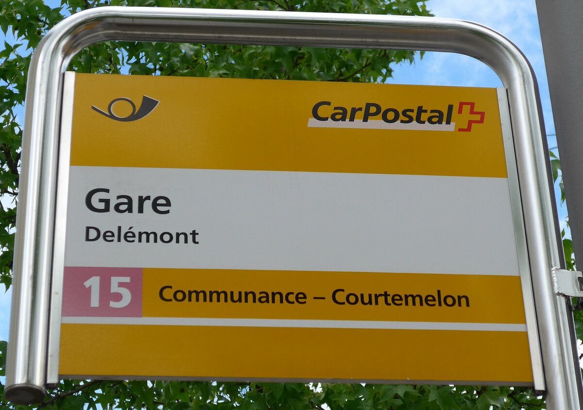 (151'053) - PostAuto-Haltestellenschild - Del�mont, Gare - am 29. Mai 2014