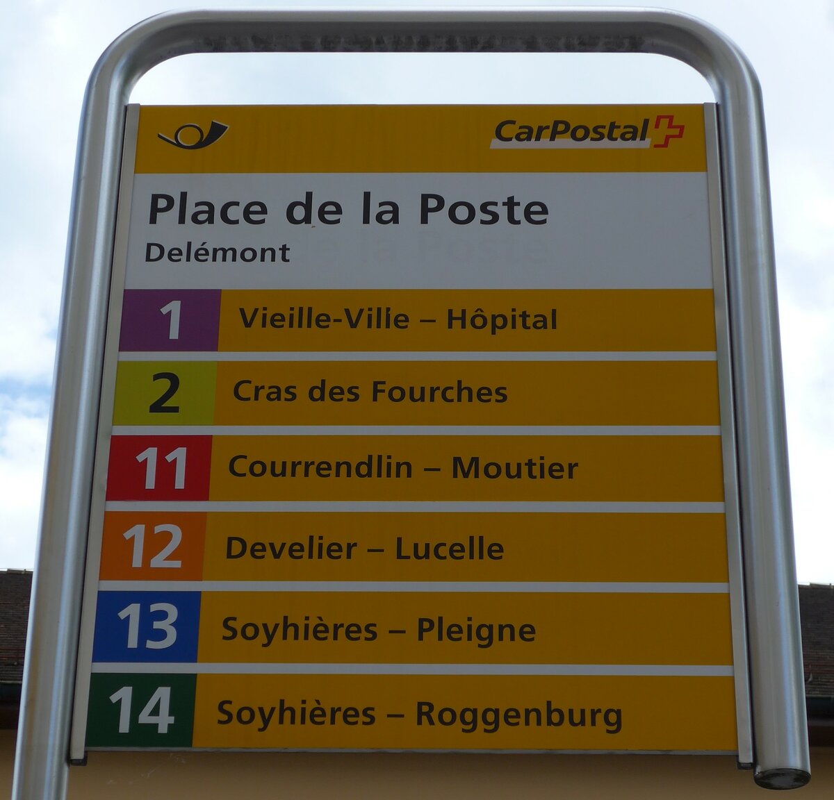 (151'054) - PostAuto-Haltestellenschild - Del�mont, Place de la Poste - am 29. Mai 2014