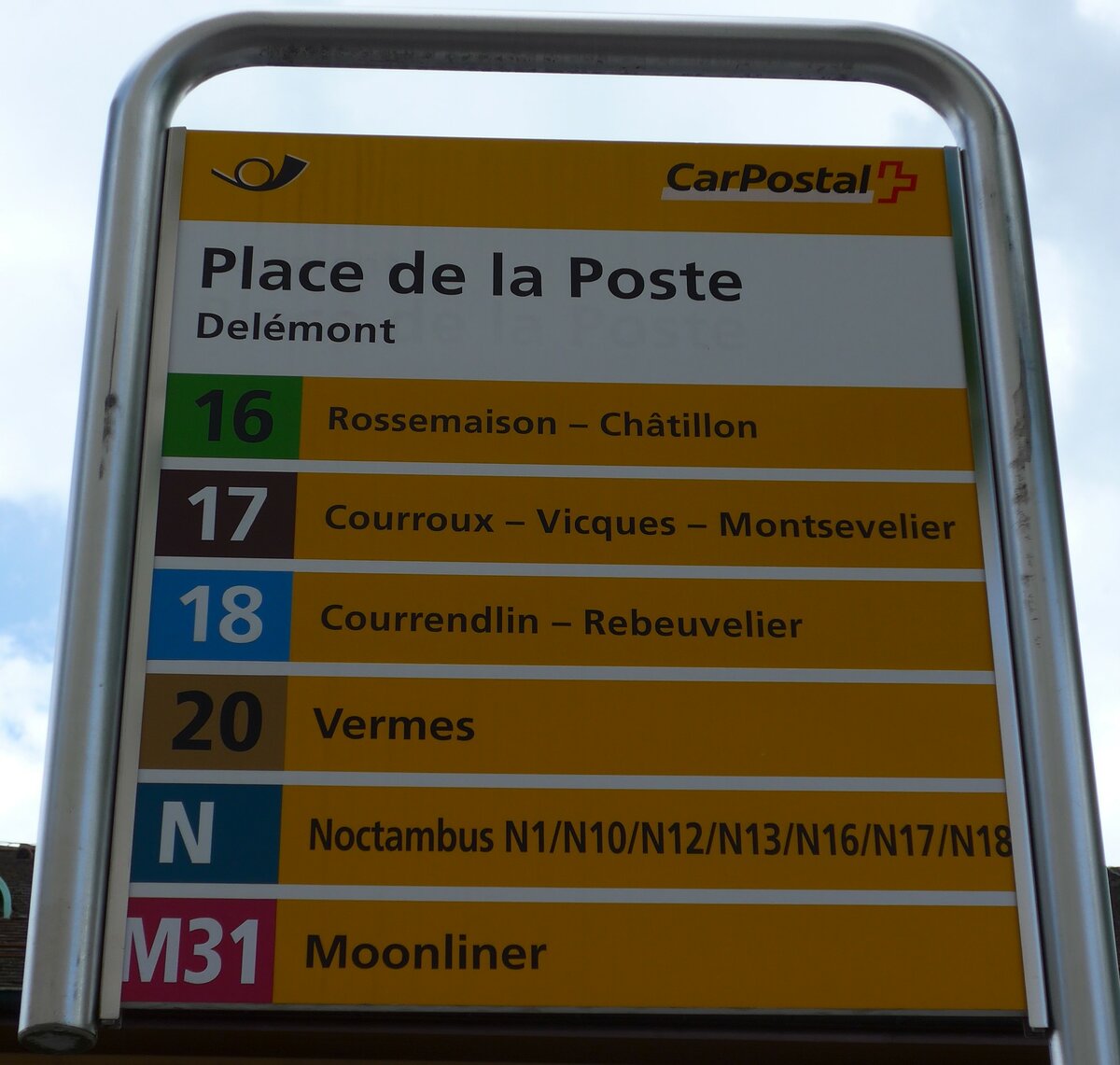(151'055) - PostAuto-Haltestellenschild - Del�mont, Place de la Poste - am 29. Mai 2014