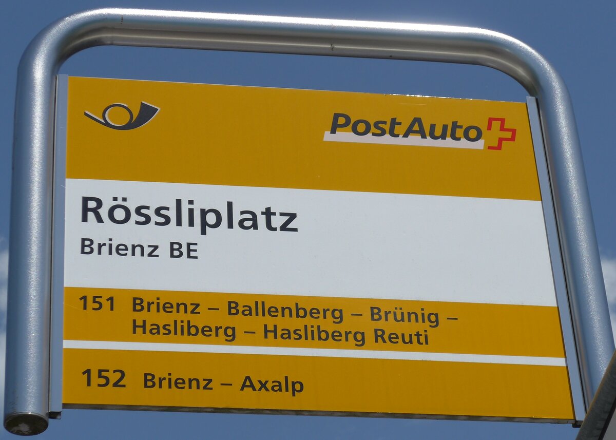 (151'383) - PostAuto-Haltestellenschild - Brienz BE, R�ssliplatz - am 8. Juni 2014