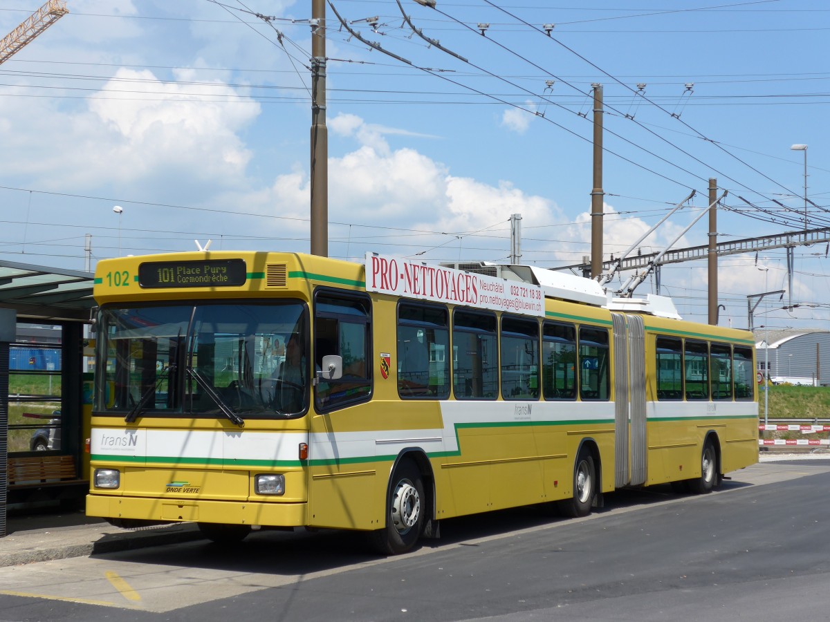 (151'475) - transN, La Chaux-de-Fonds - Nr. 102 - NAW/Hess Gelenktrolleybus (ex TN Neuch�tel Nr. 102) am 12. Juni 2014 beim Bahnhof Marin