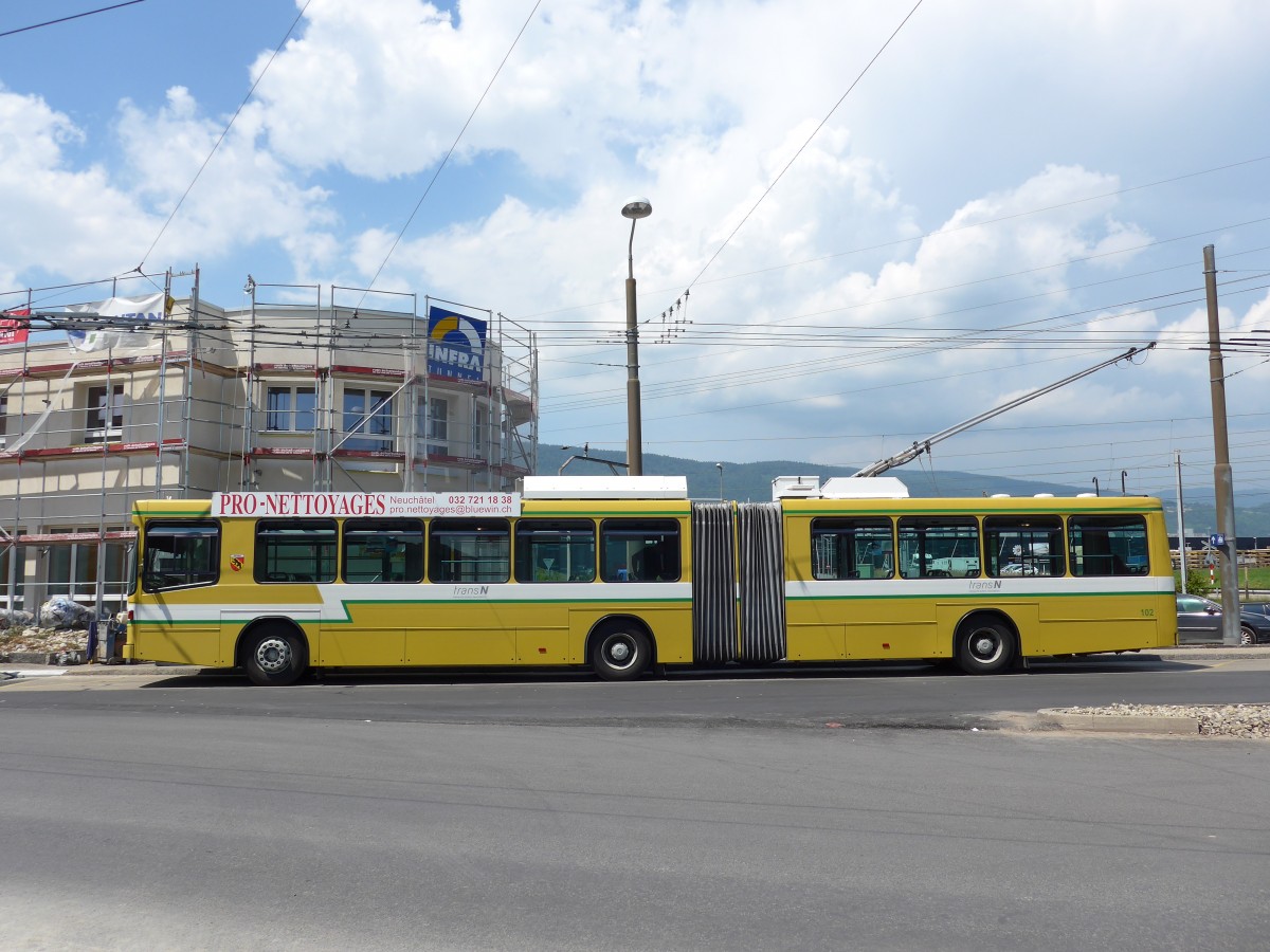 (151'476) - transN, La Chaux-de-Fonds - Nr. 102 - NAW/Hess Gelenktrolleybus (ex TN Neuch�tel Nr. 102) am 12. Juni 2014 beim Bahnhof Marin