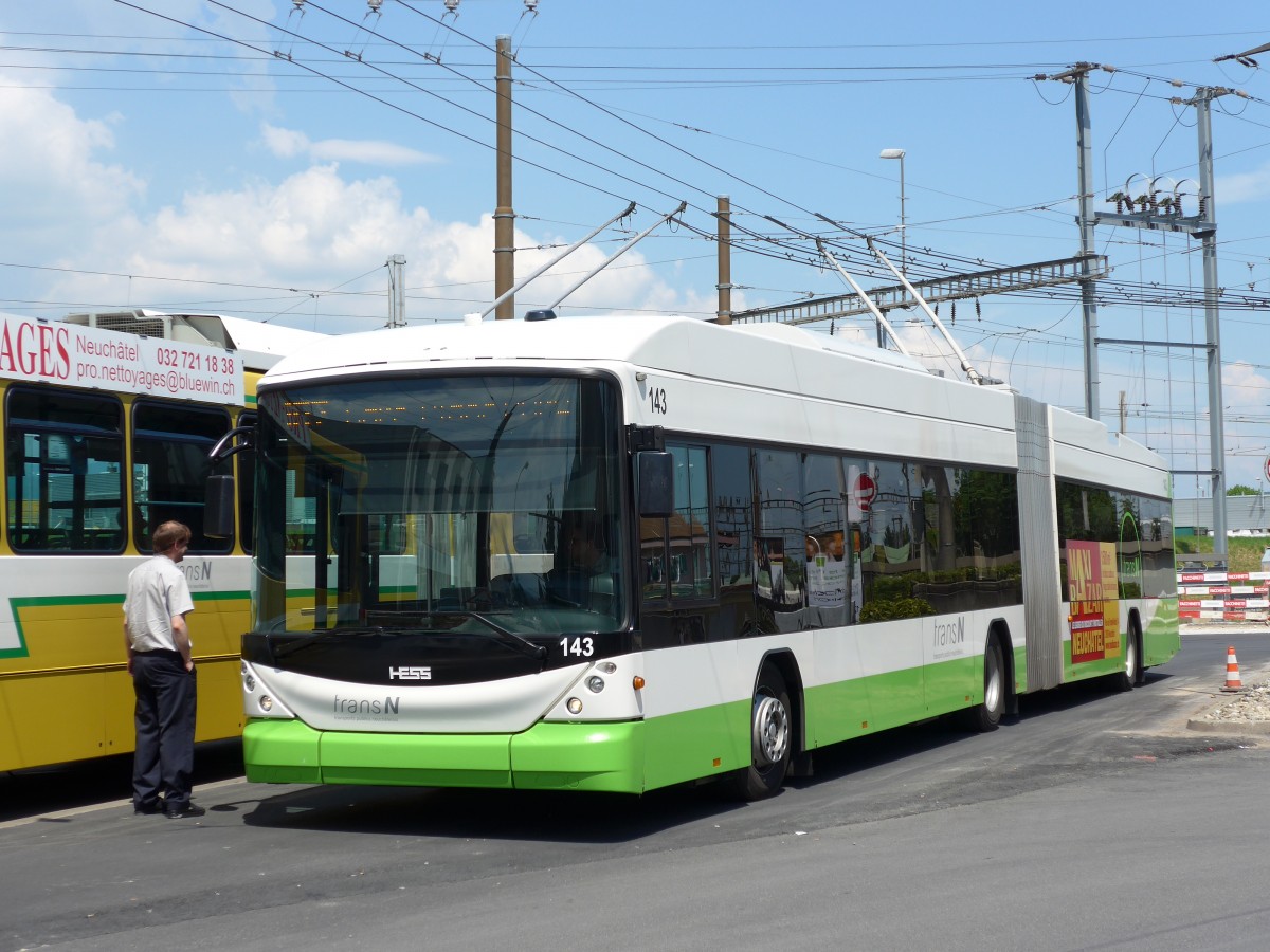 (151'477) - transN, La Chaux-de-Fonds - Nr. 143 - Hess/Hess Gelenktrolleybus (ex TN Neuch�tel Nr. 143) am 12. Juni 2014 beim Bahnhof Marin
