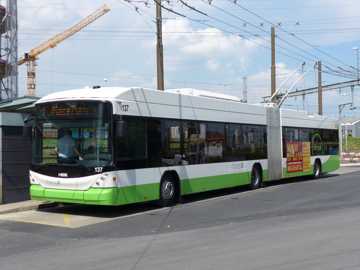(151'483) - transN, La Chaux-de-Fonds - Nr. 137 - Hess/Hess Gelenktrolleybus (ex TN Neuch�tel Nr. 137) am 12. Juni 2014 beim Bahnhof Marin