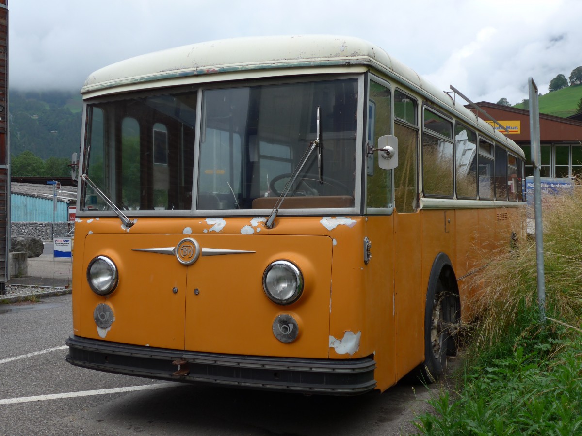 (153'552) - Bus Stop, Grindelwald - Nr. 5 - FBW/R&J (ex Schuler, Orpund; ex Tramverein, Bern; ex Meier, Studen; ex Sch�r, Aegerten; ex ABM Meinisberg Nr. 5; ex ABM Meinisberg Nr. 1) am 3. August 2014 in Grindelwald, Grund