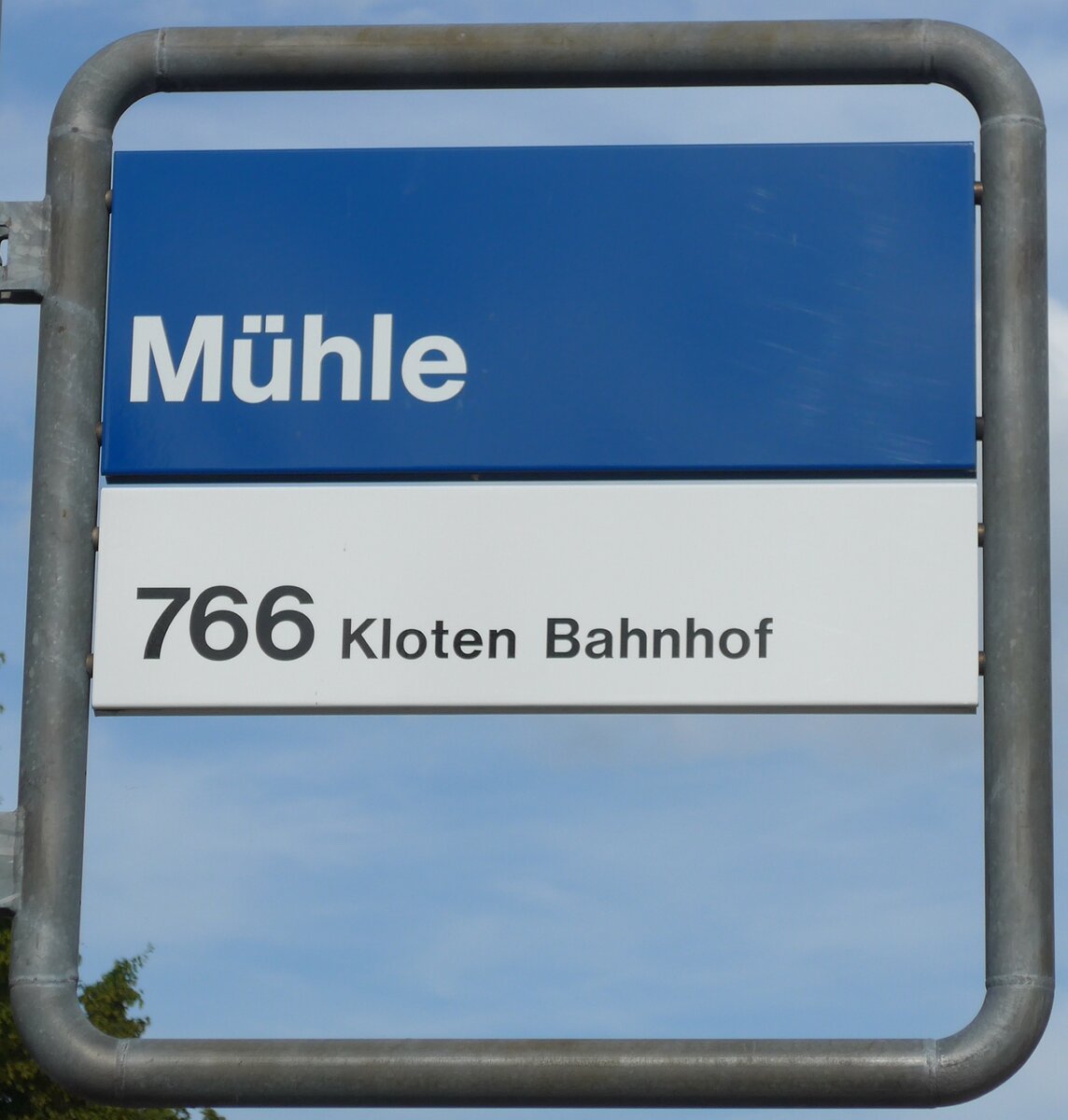 (154'370) - ZVV-Haltestellenschild - Kloten, M�hle - am 21. August 2014