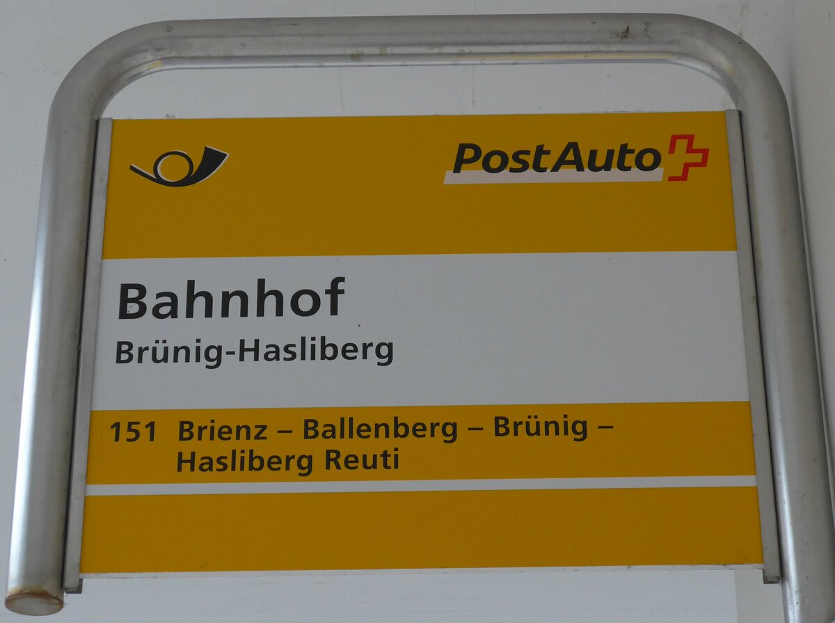 (154'674) - PostAuto-Haltestellenschild - Br�nig-Hasliberg, Bahnhof - am 30. August 2014