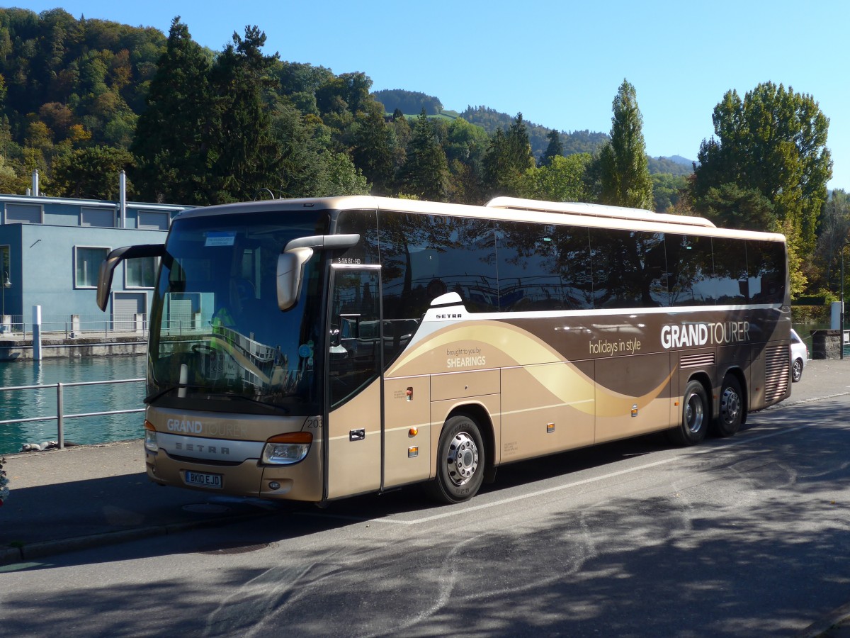 (155'575) - Aus England: Shearings, Wigan - Nr. 203/BK10 EJD - Setra am 9. Oktober 2014 bei der Schiffl�ndte Thun