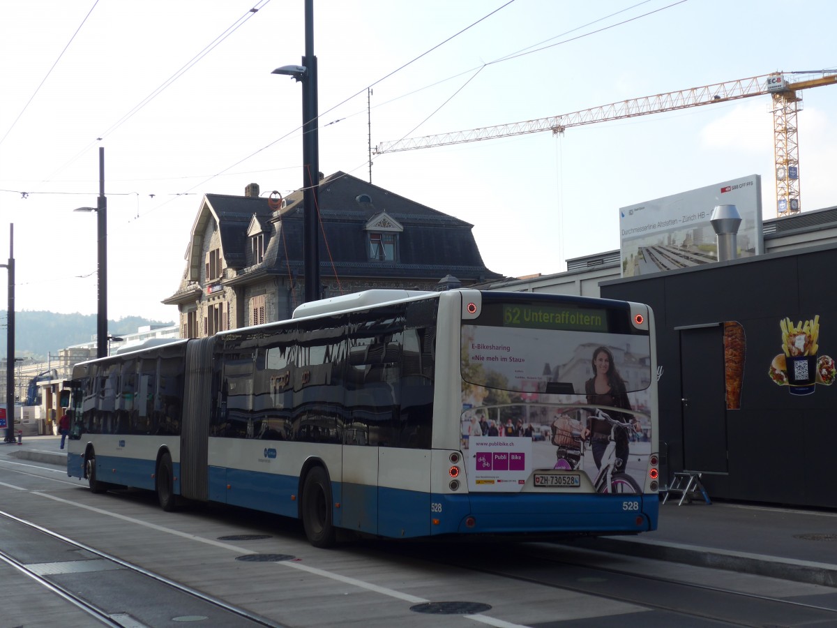 (156'280) - VBZ Z�rich - Nr. 528/ZH 730'528 - Neoplan am 28. Oktober 2014 beim Bahnhof Z�rich-Oerlikon