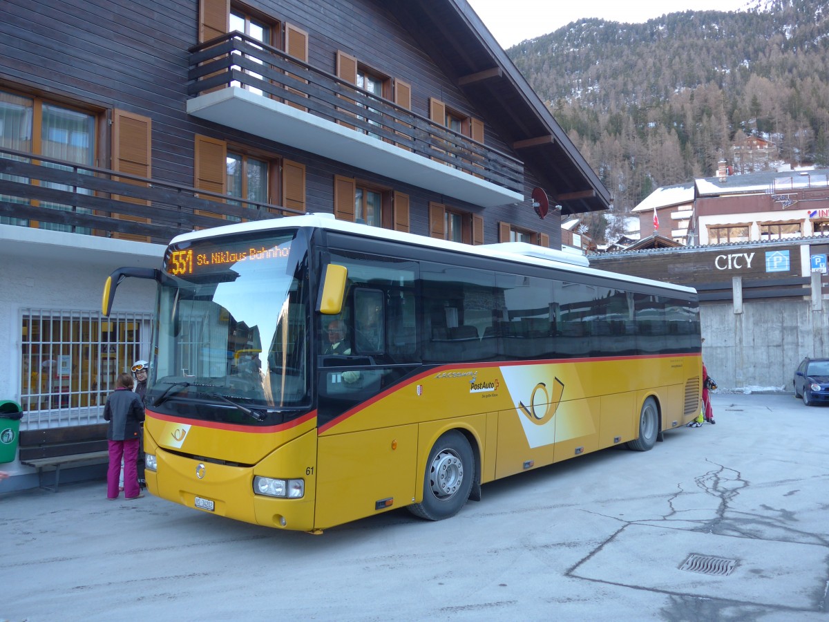 (157'897) - Zerzuben, Visp-Eyholz - Nr. 61/VS 34'202 - Irisbus am 23. Dezember 2014 in Gr�chen, Post