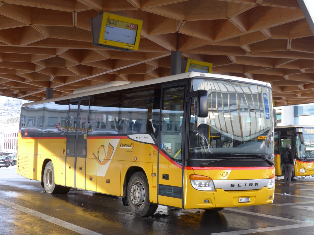(158'008) - Ev�quoz, Erde - VS 16'098 - Setra am 28. Dezember 2014 beim Bahnhof Sion