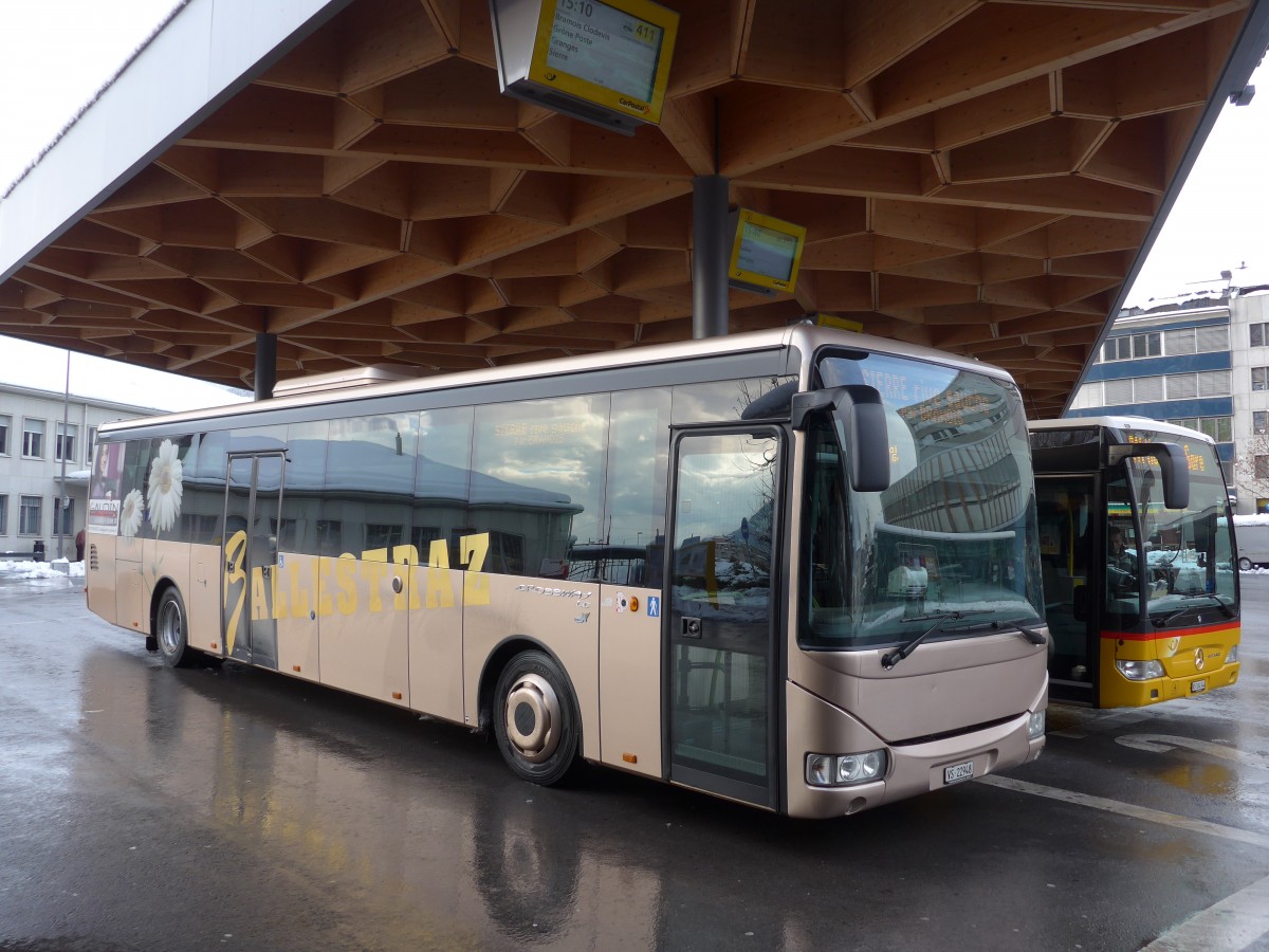 (158'017) - Ballestraz, Gr�ne - VS 22'948 - Irisbus am 28. Dezember 2014 beim Bahnhof Sion