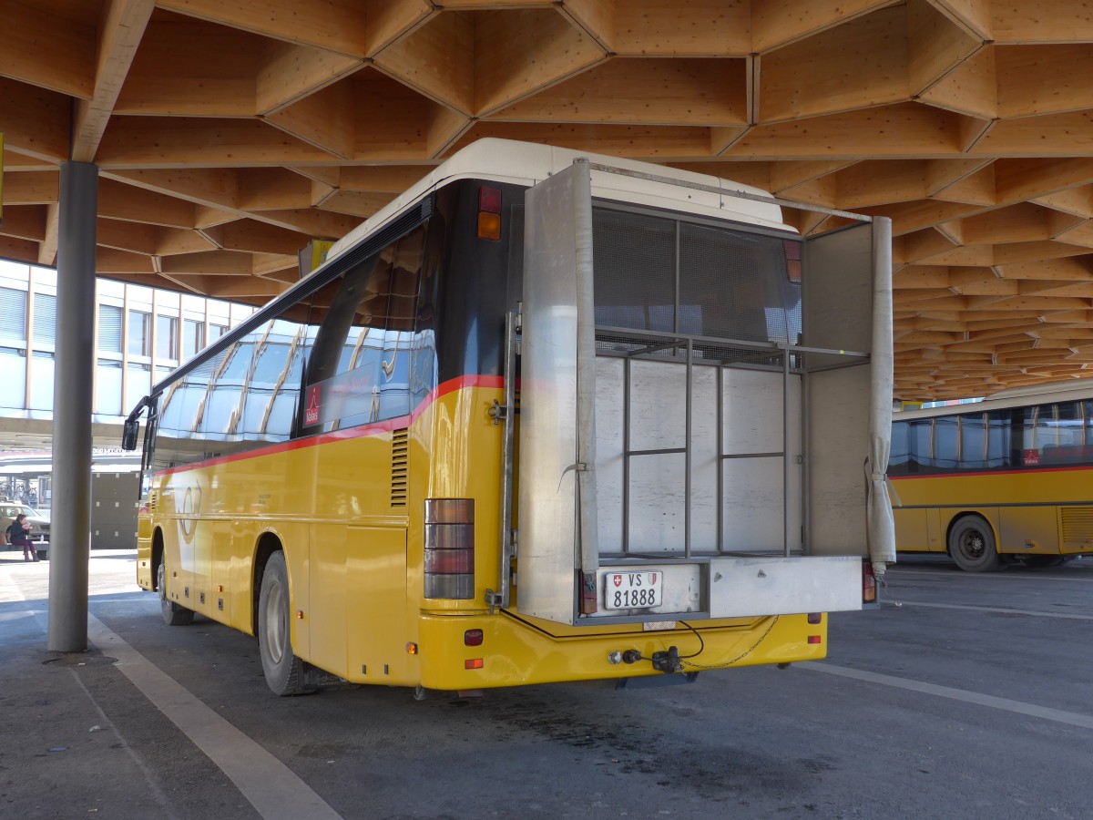 (158'053) - Ev�quoz, Erde - VS 81'888 - Volvo am 1. Januar 2015 beim Bahnhof Sion