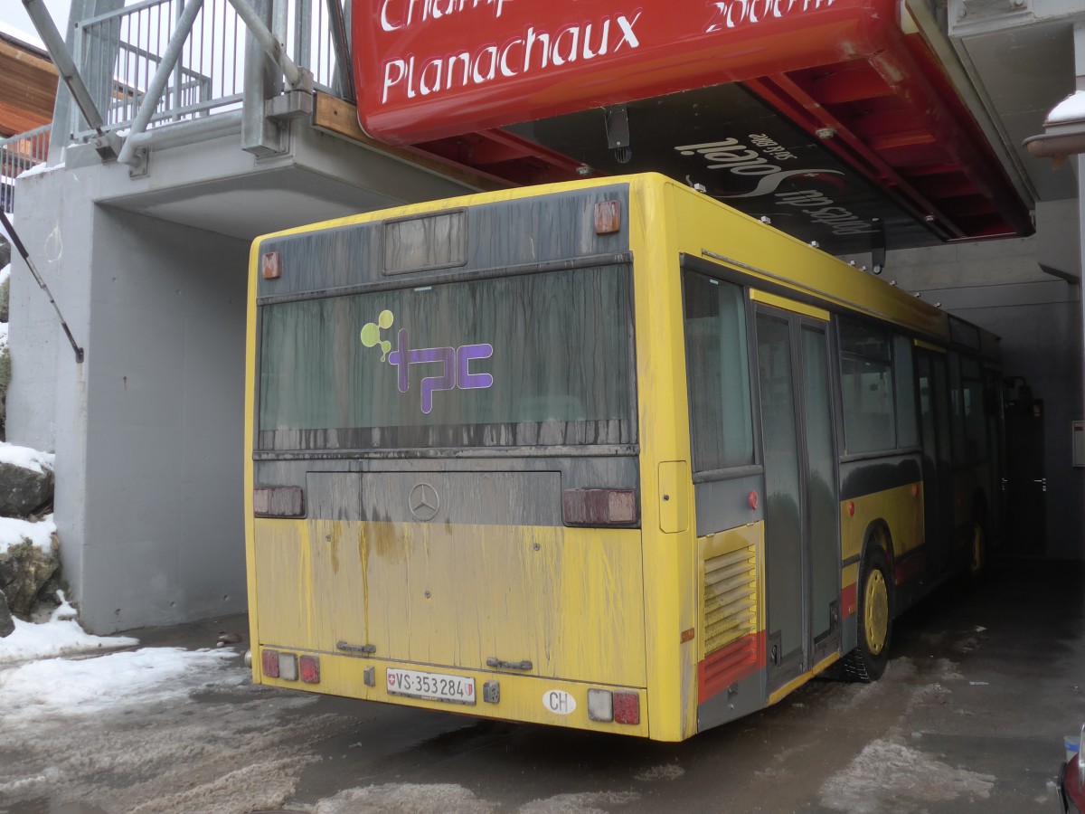 (158'141) - TPC Aigle - VS 353'284 - Mercedes (ex AAGL Liestal) am 2. Januar 2015 beim Bahnhof Champ�ry