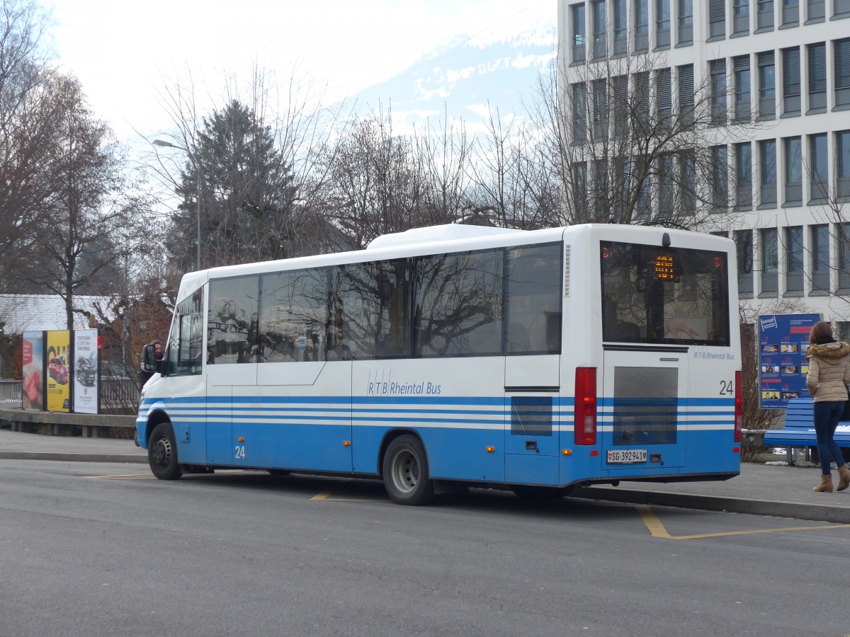 (158'722) - RTB Altst�tten - Nr. 24/SG 392'941 - Mercedes/Kutsenits am 14. Februar 2015 beim Bahnhof Buchs