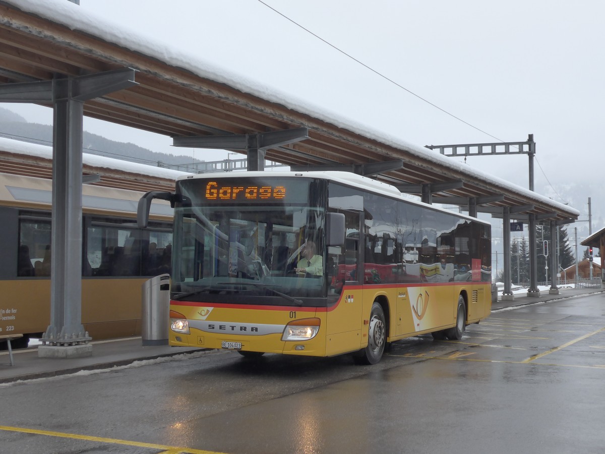 (158'881) - K�bli, Gstaad - Nr. 1/BE 104'023 - Setra am 23. Februar 2015 beim Bahnhof Gstaad