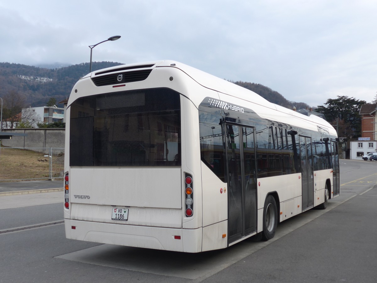 (158'914) - TPC Aigle - VD 1186 - Volvo (ex VZO Gr�ningen Nr. 816) am 28. Februar 2015 beim Bahnhof Aigle