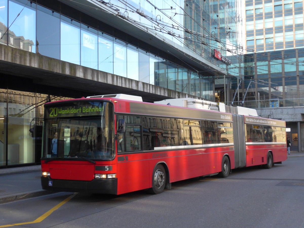 (159'058) - Bernmobil, Bern - Nr. 5 - NAW/Hess Gelenktrolleybus am 9. M�rz 2015 beim Bahnhof Bern