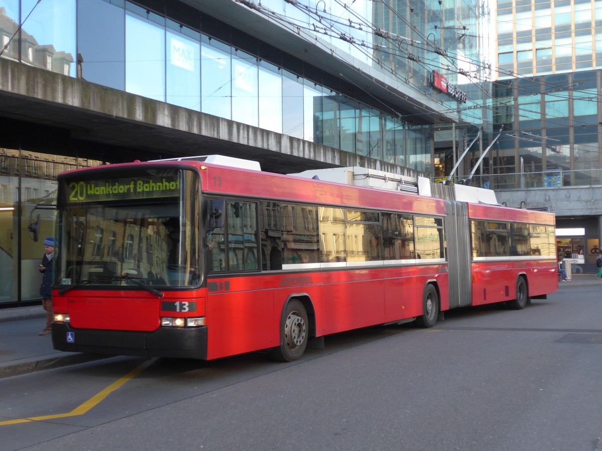 (159'062) - Bernmobil, Bern - Nr. 13 - NAW/Hess Gelenktrolleybus am 9. M�rz 2015 beim Bahnhof Bern