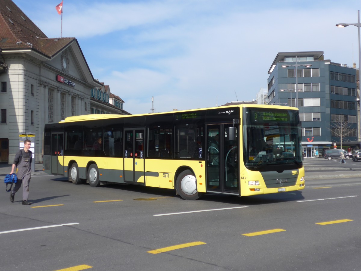 (159'182) - STI Thun - Nr. 147/BE 801'147 - MAN am 16. M�rz 2015 beim Bahnhof Thun