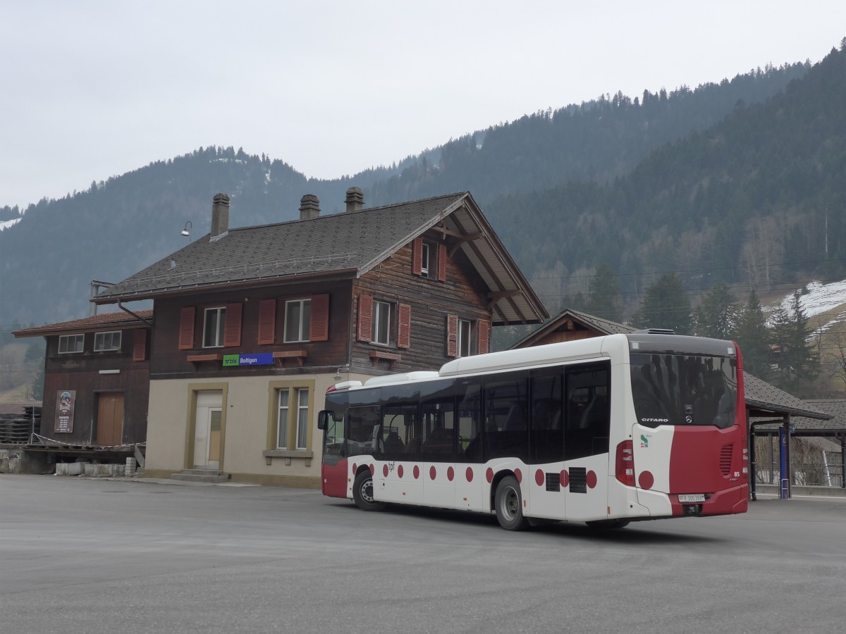 (159'207) - TPF Fribourg - Nr. 85/FR 300'388 - Mercedes am 16. M�rz 2015 beim Bahnhof Boltigen