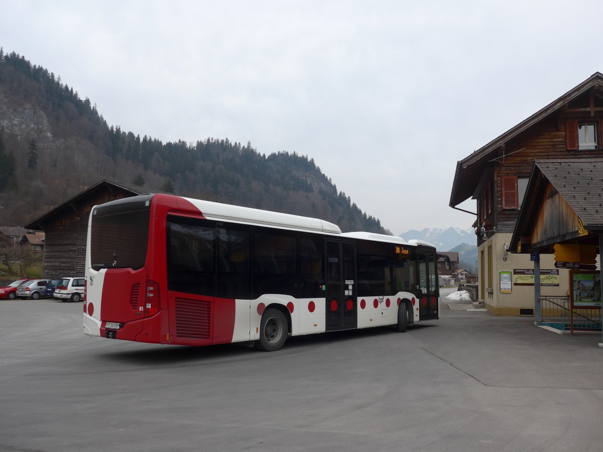 (159'209) - TPF Fribourg - Nr. 85/FR 300'388 - Mercedes am 16. M�rz 2015 beim Bahnhof Boltigen