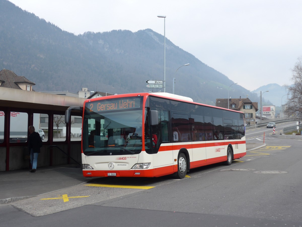 (159'213) - AAGS Schwyz - Nr. 24/SZ 30'024 - Mercedes am 17. M�rz 2015 beim Bahnhof Brunnen