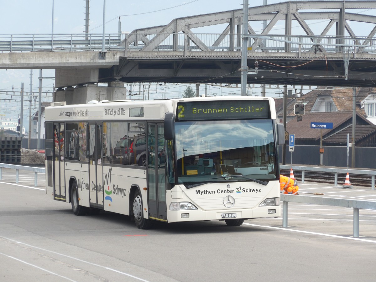 (159'215) - AAGS Schwyz - Nr. 15/SZ 11'315 - Mercedes/Hess am 17. M�rz 2015 beim Bahnhof Brunnen