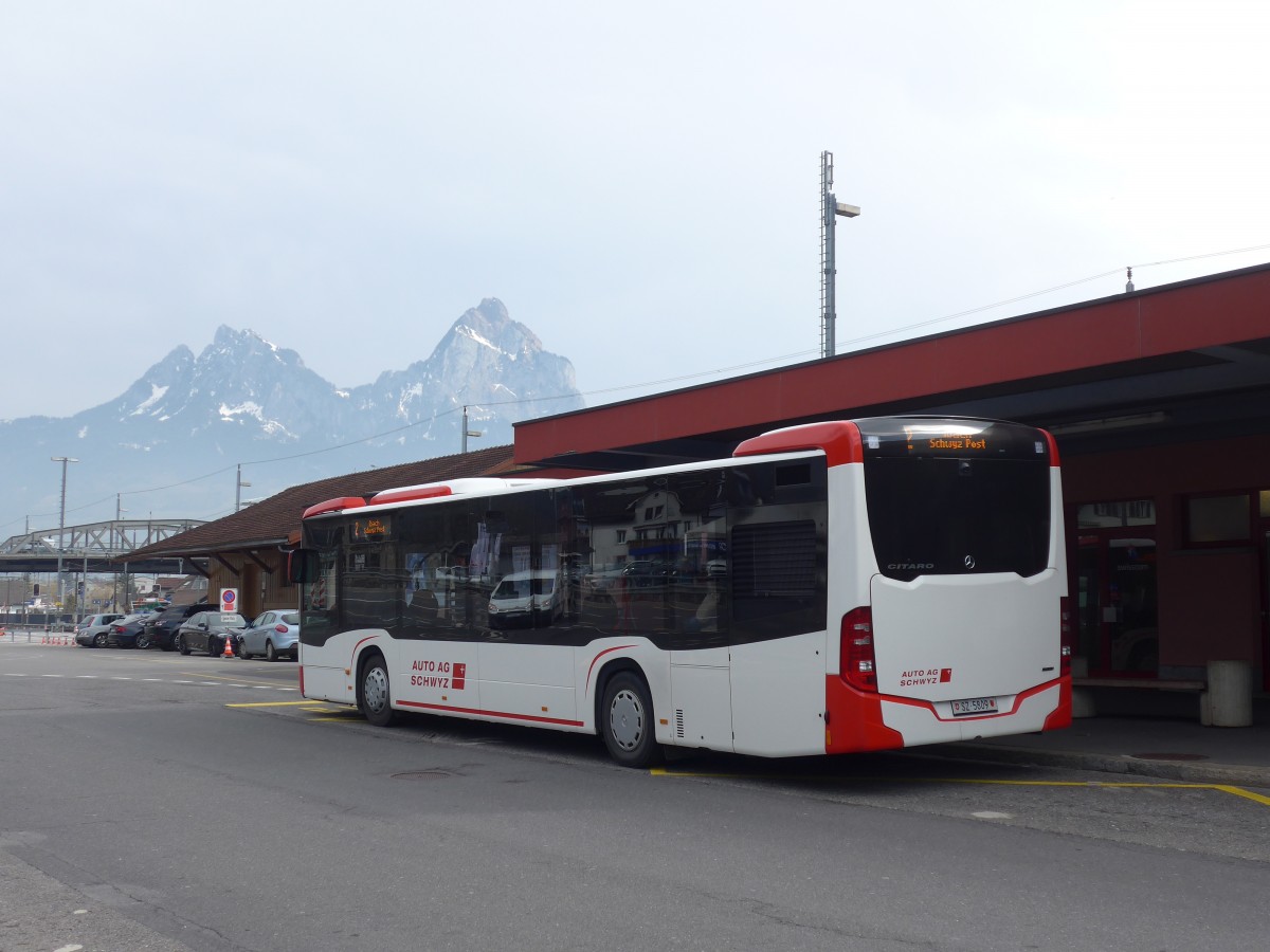 (159'218) - AAGS Schwyz - Nr. 9/SZ 5809 - Mercedes am 17. M�rz 2015 beim Bahnhof Brunnen