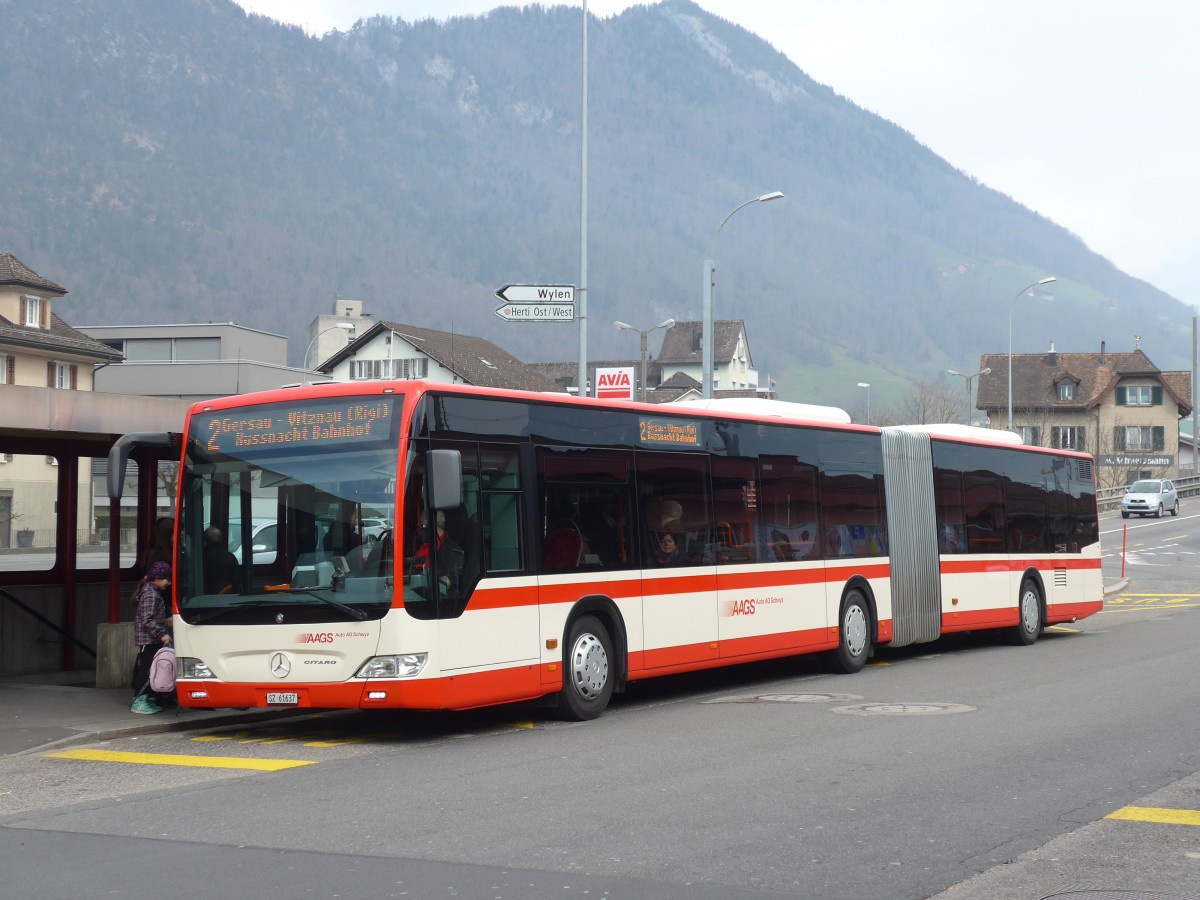 (159'221) - AAGS Schwyz - Nr. 37/SZ 61'637 - Mercedes am 17. M�rz 2015 beim Bahnhof Brunnen