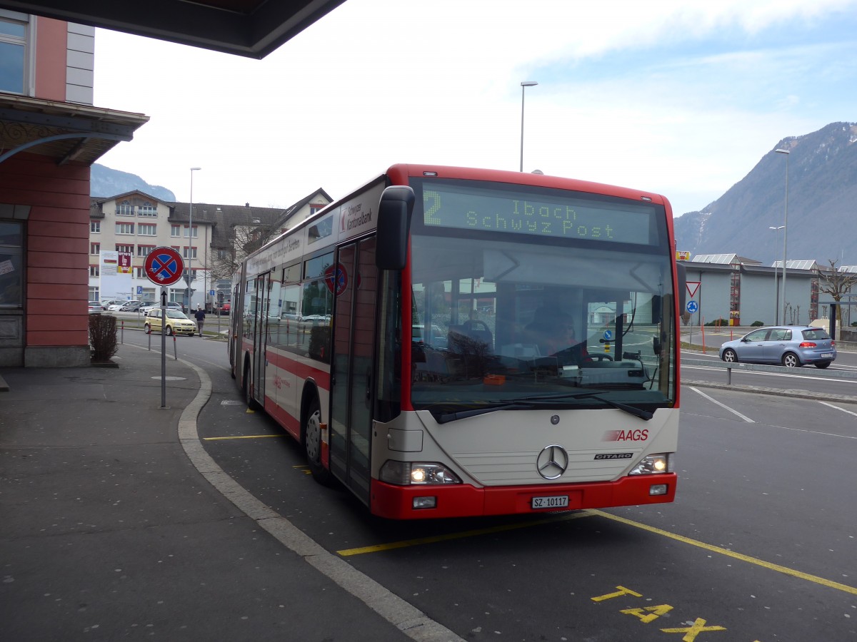 (159'248) - AAGS Schwyz - Nr. 17/SZ 10'117 - Mercedes am 17. M�rz 2015 beim Bahnhof Brunnen