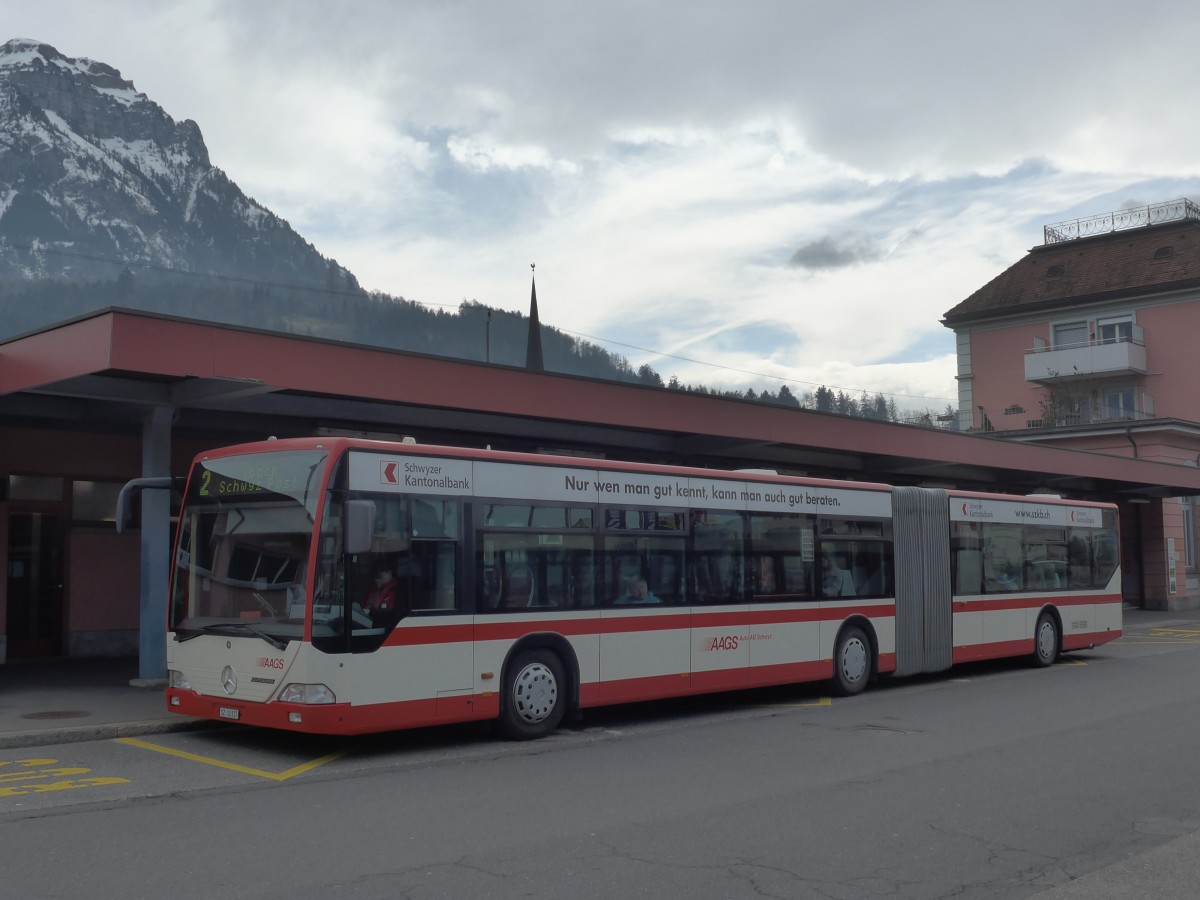 (159'250) - AAGS Schwyz - Nr. 17/SZ 10'117 - Mercedes am 17. M�rz 2015 beim Bahnhof Brunnen