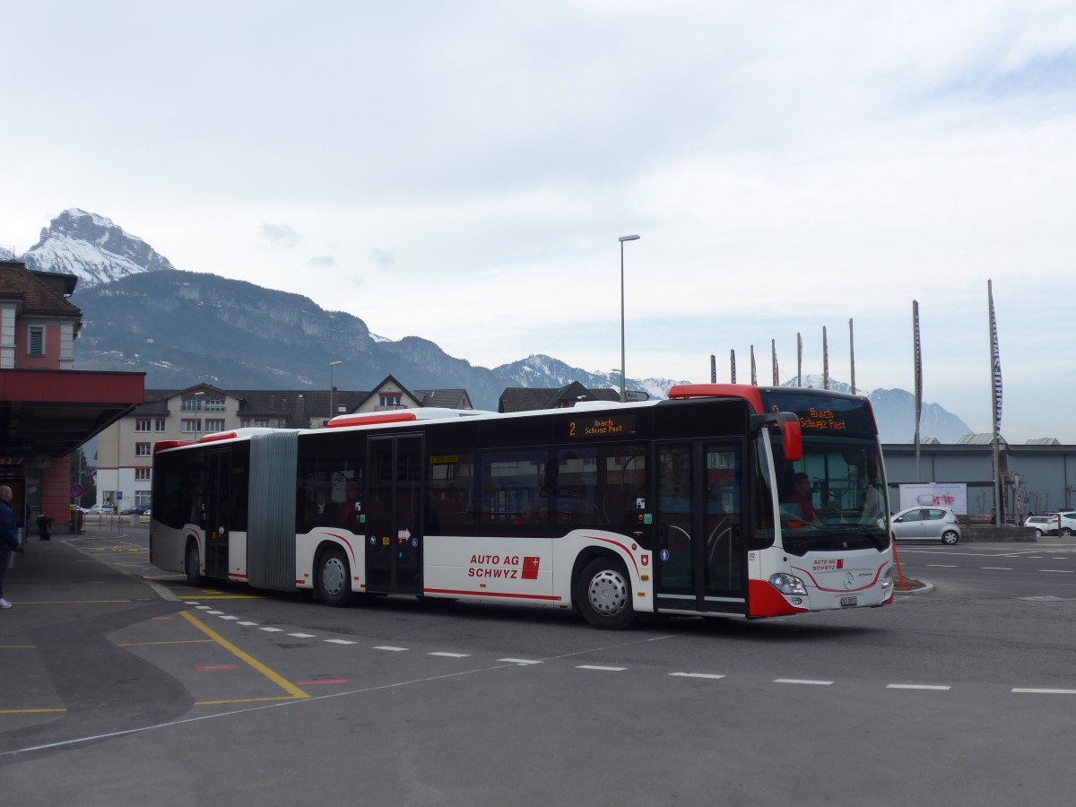 (159'251) - AAGS Schwyz - Nr. 32/SZ 28'732 - Mercedes am 17. M�rz 2015 beim Bahnhof Brunnen