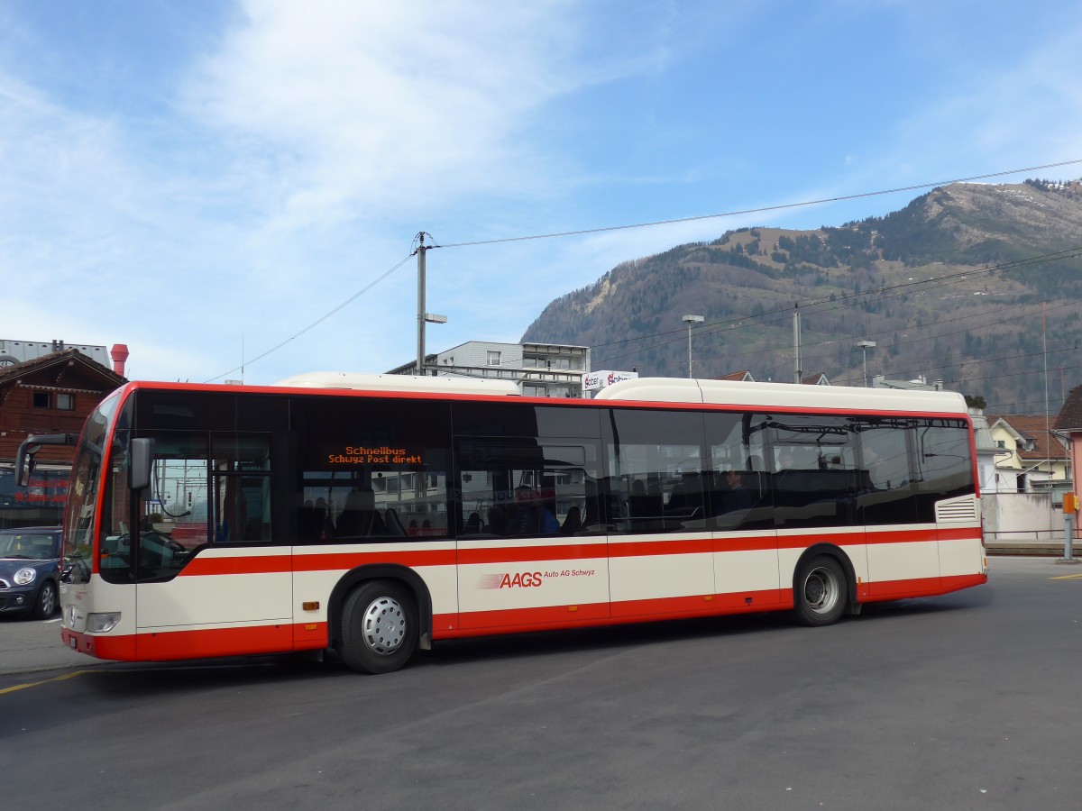 (159'256) - AAGS Schwyz - Nr. 2/SZ 5002 - Mercedes am 17. M�rz 2015 beim Bahnhof Arth-Goldau