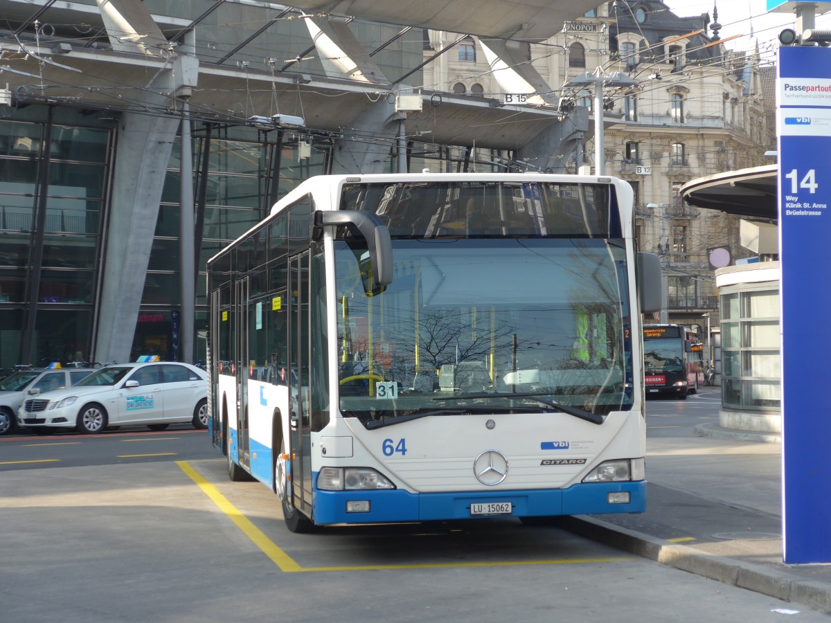 (159'276) - VBL Luzern - Nr. 64/LU 15'062 - Mercedes am 18. M�rz 2015 beim Bahnhof Luzern