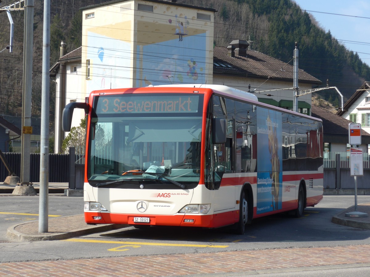(159'321) - AAGS Schwyz - Nr. 21/SZ 10'121 - Mercedes am 18. M�rz 2015 beim Bahnhof Schwyz