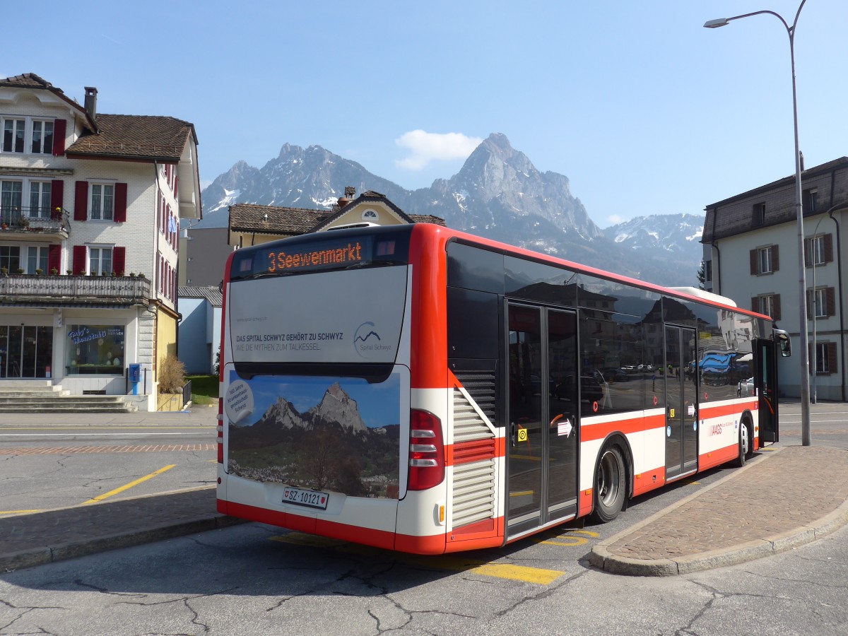 (159'323) - AAGS Schwyz - Nr. 21/SZ 10'121 - Mercedes am 18. M�rz 2015 beim Bahnhof Schwyz