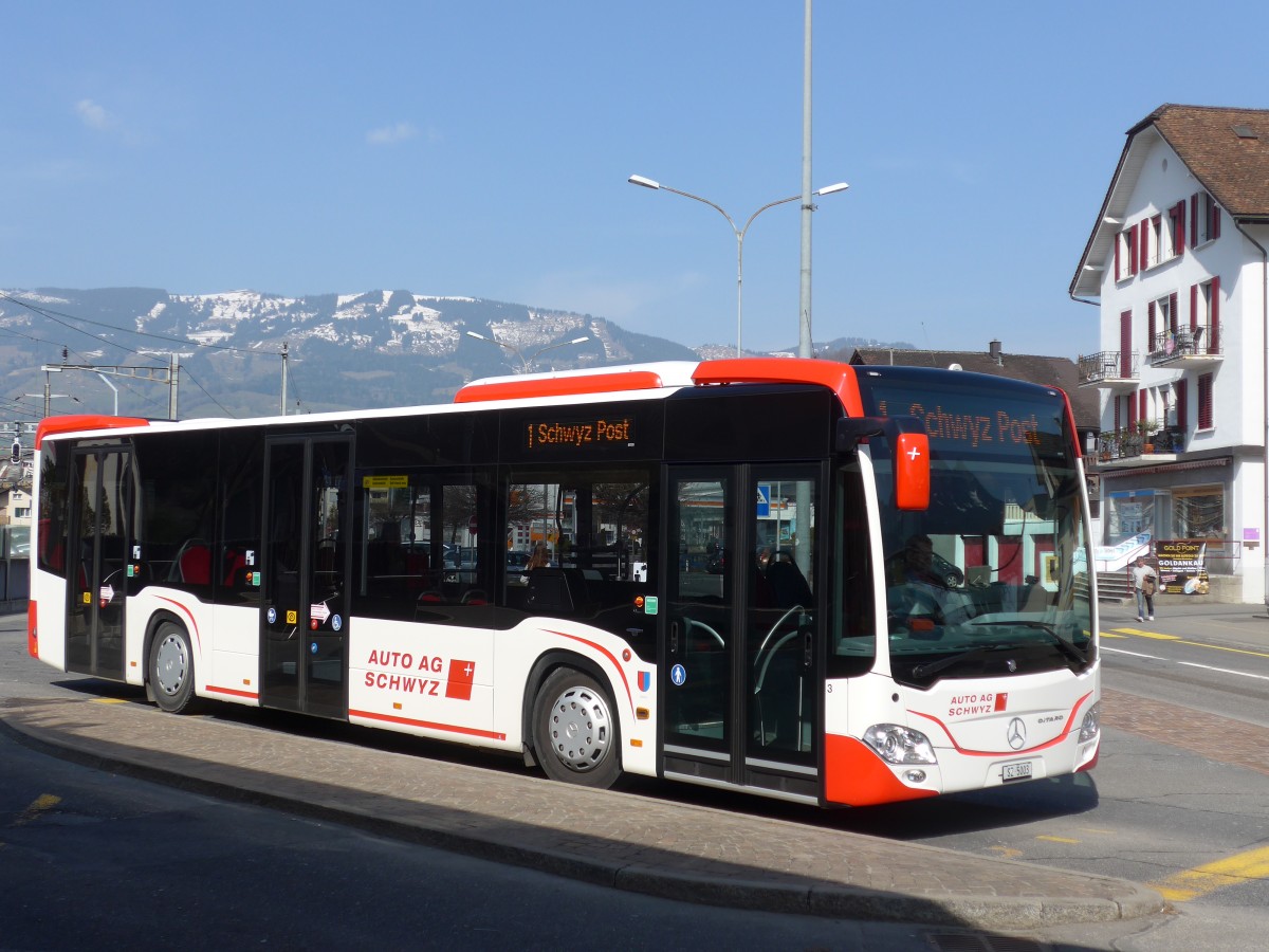 (159'324) - AAGS Schwyz - Nr. 3/SZ 5003 - Mercedes am 18. M�rz 2015 beim Bahnhof Schwyz