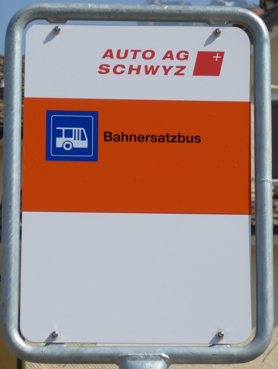 (159'328) - AUTO AG SCHWYZ-Haltestellenschild - Bahnersatz - am 18. M�rz 2015 beim Bahnhof Schwyz