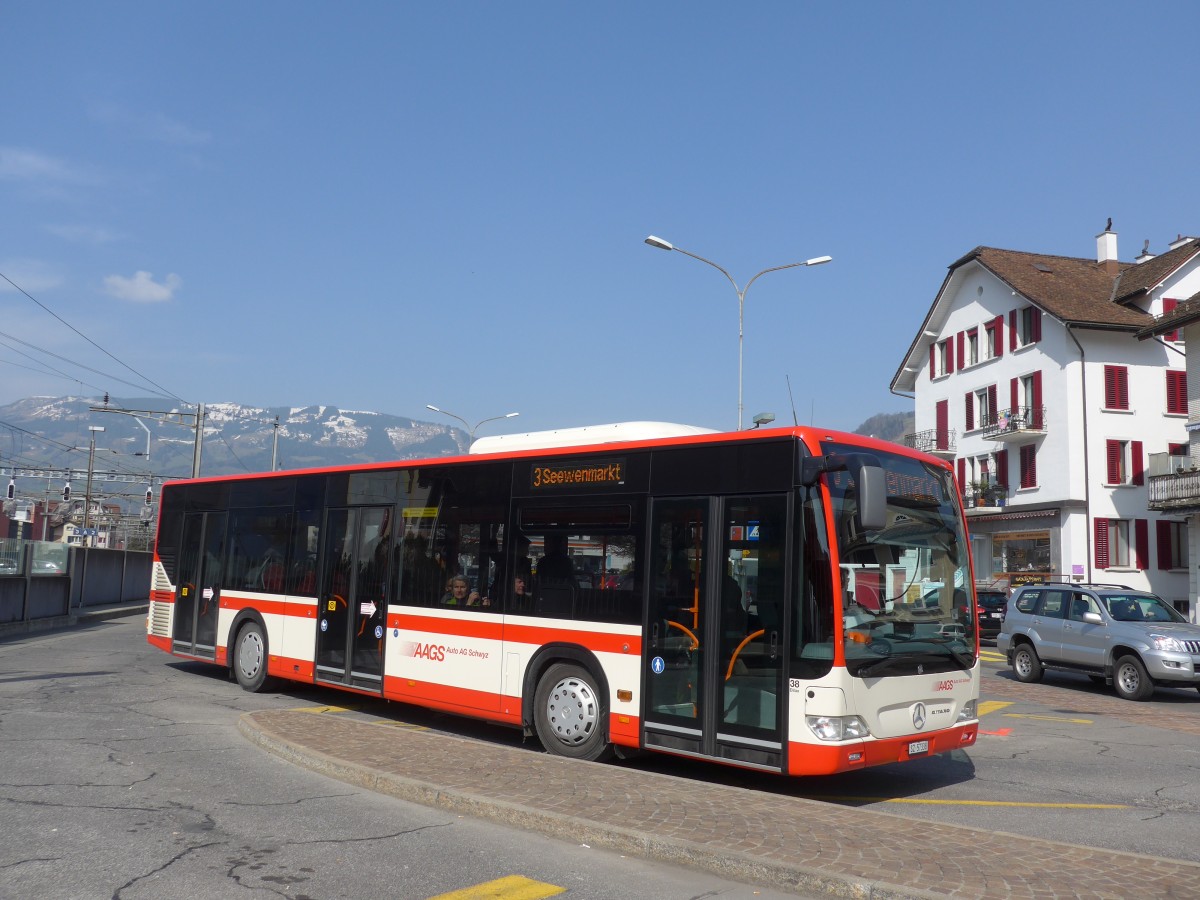 (159'333) - AAGS Schwyz - Nr. 38/SZ 57'338 - Mercedes am 18. M�rz 2015 beim Bahnhof Schwyz