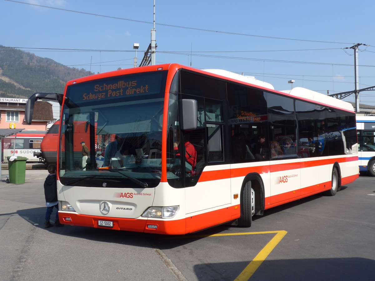 (159'341) - AAGS Schwyz - Nr. 2/SZ 5002 - Mercedes am 18. M�rz 2015 beim Bahnhof Arth-Goldau