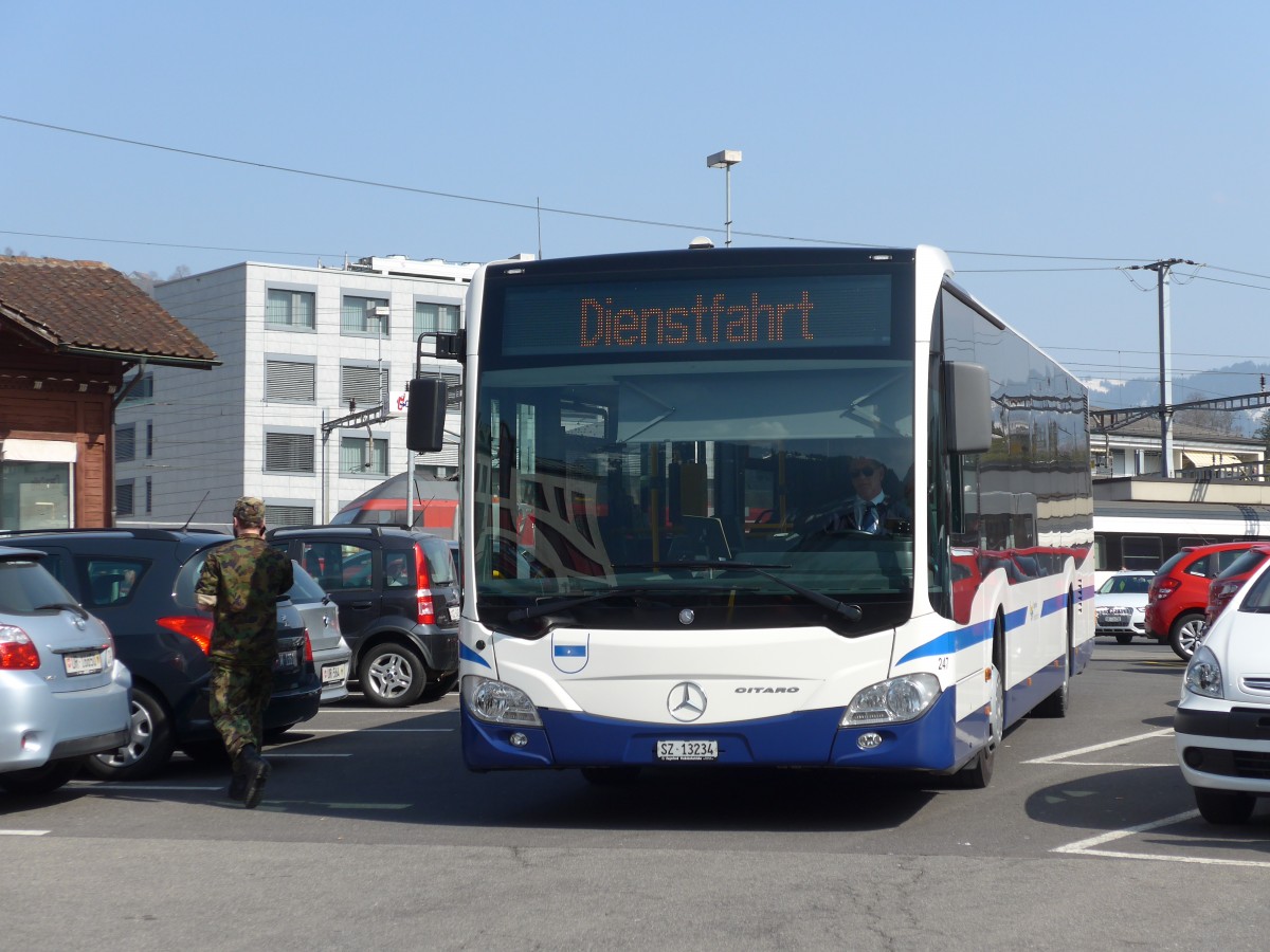 (159'346) - Auf der Maur, Steinen - Nr. 247/SZ 13'234 - Mercedes am 18. M�rz 2015 beim Bahnhof Arth-Goldau
