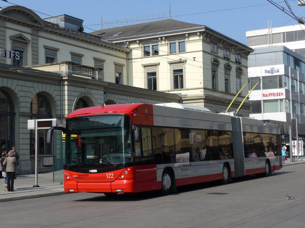 (159'423) - SW Winterthur - Nr. 122 - Hess/Hess Gelenktrolleybus am 19. M�rz 2015 beim Hauptbahnhof Winterthur