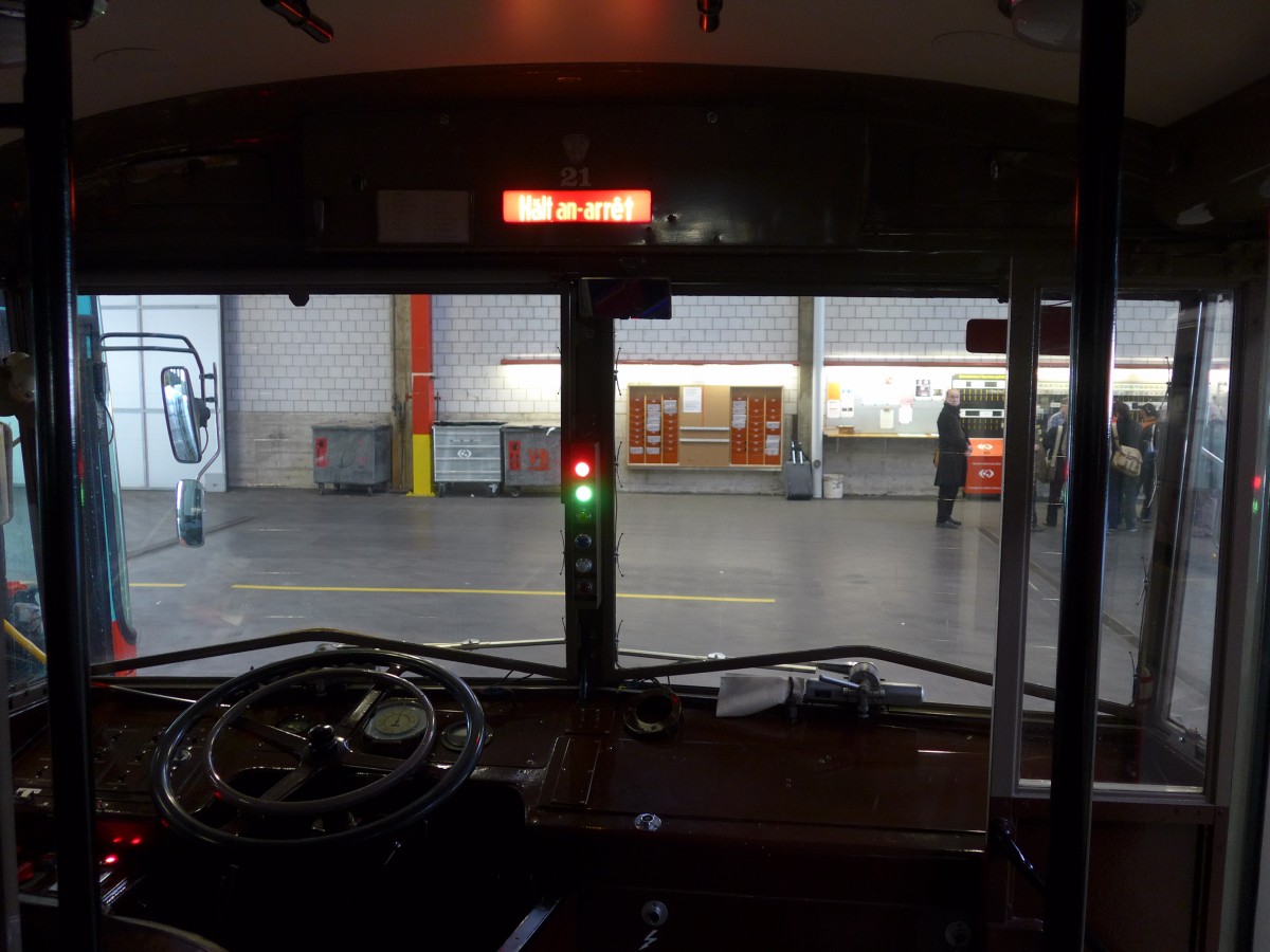 (159'516) - VB Biel - Nr. 21 - Berna/Hess Trolleybus am 28. M�rz 2015 in Biel, Depot (Innenaufnahme)