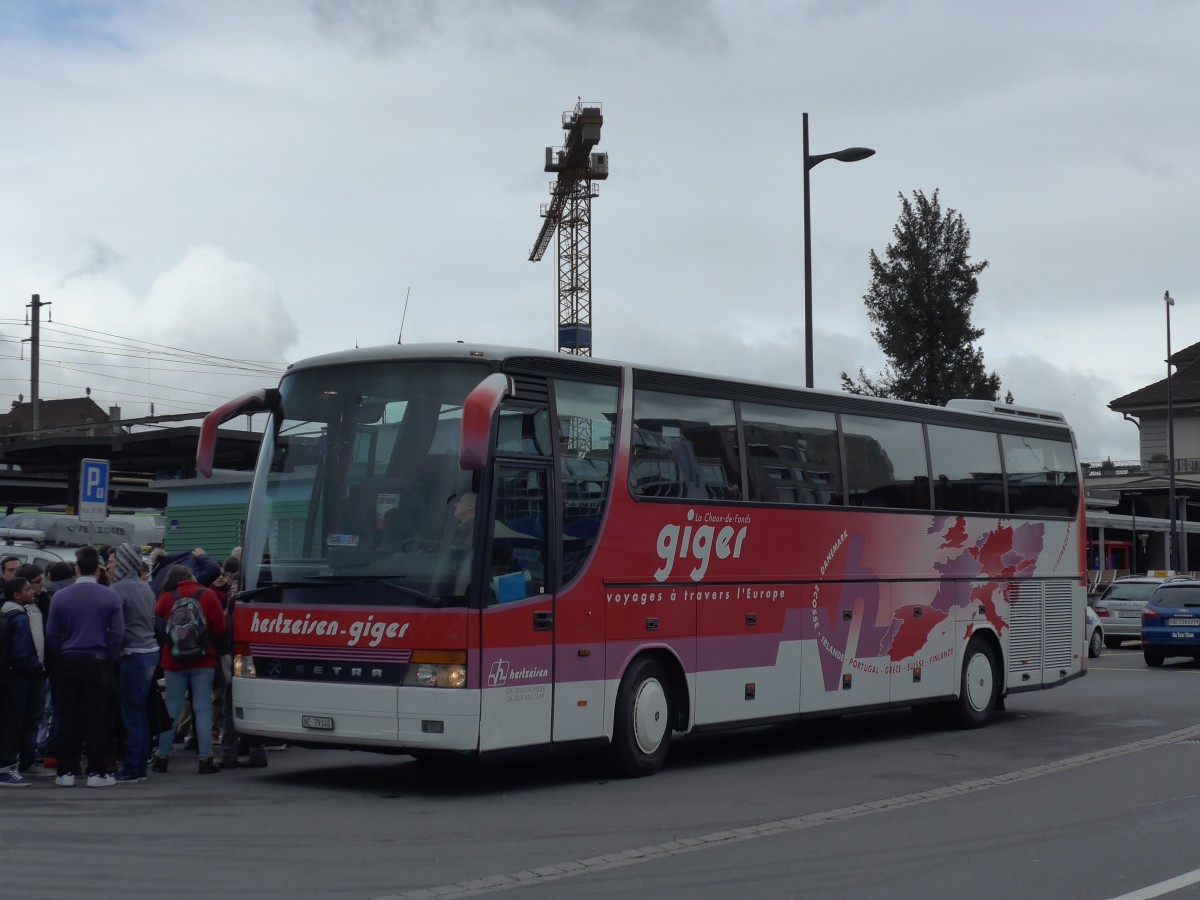 (159'536) - Giger, La Chaux-de-Fonds - NE 79'340 - Setra am 30. M�rz 2015 beim Bahnhof Thun