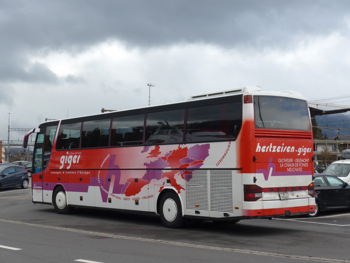 (159'537) - Giger, La Chaux-de-Fonds - NE 79'340 - Setra am 30. M�rz 2015 beim Bahnhof Thun